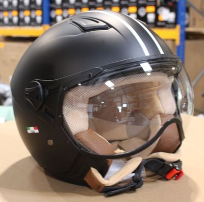 un casque posé sur une table dans une pièce