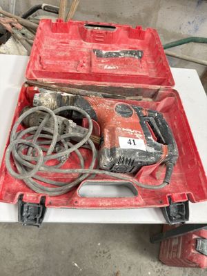 une boîte à outils rouge avec des outils sur une table