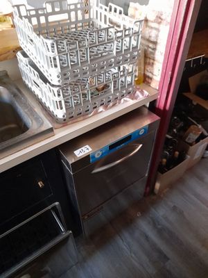 un lave-vaisselle et un lave-vaisselle dans une cuisine