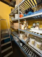 (A l'étage) 7 étagères alimentaires, 7 vestiaires et stock d… (photo 5)