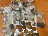 un tas de pièces posé sur une table à côté d'un sac de pièces
