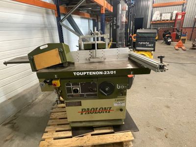 un gros plan sur une machine dans un entrepôt où s'alignent des palettes les unes après les autres