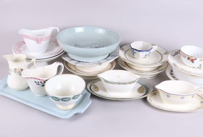 beaucoup d'assiettes et de tasses sur un plateau