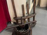 une chaise en bois sur laquelle sont posés tout un tas d'outils