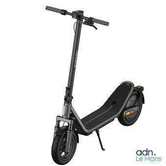 une image d'un scooter est représentée sur un fond blanc