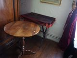 une petite table et une chaise dans un coin de la pièce