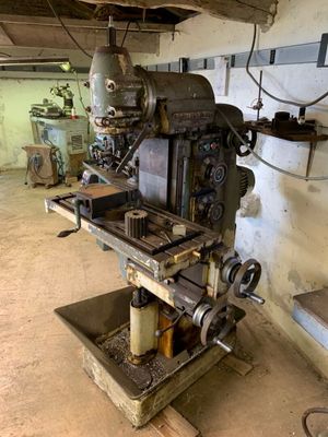 une machine qui se trouve dans un garage