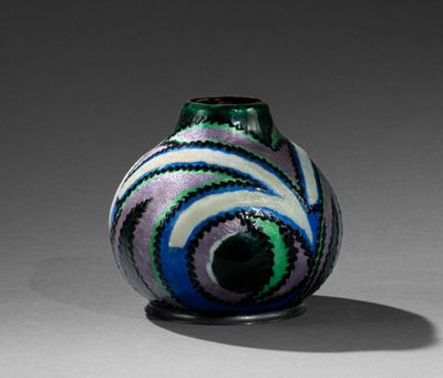 un petit vase orné d'un motif en spirale