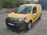 une camionnette jaune et noire garée sur un parking, avec des arbres en arrière-plan