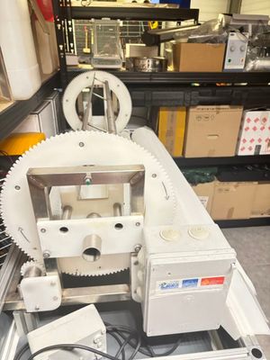 une machine posée sur une table dans une pièce