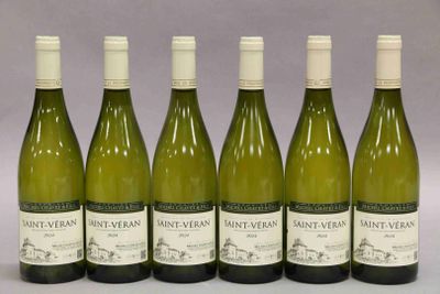 six bouteilles de vin sont alignées sur une table