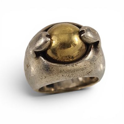 une image représentant une bague avec une boule en or au centre