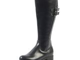 gros plan d'une paire de bottes noires sur fond blanc