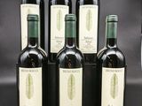 six bouteilles de vin rouge sont alignées