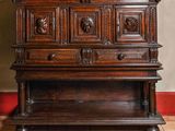 une grande armoire en bois sur laquelle sont posés deux vases