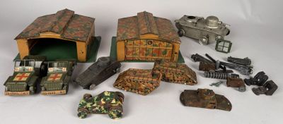 Un lot de jouets militaires anciens en tôle sérigraphiée pou…