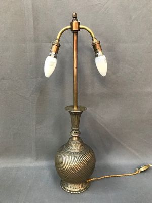 une lampe de table ancienne en laiton, dotée de trois ampoules en verre blanc et posée sur un socle en métal