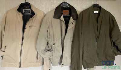 trois vestes accrochées au mur dans une pièce équipée d'un porte-manteau