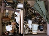 une boîte remplie d'objets divers, notamment un parapluie et une horloge