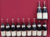 plusieurs bouteilles de vin sont alignées sur une table