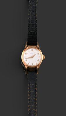 une image d'un gros plan d'une montre-bracelet sur une surface noire