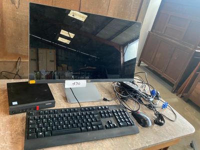 un clavier, une souris et un écran posés sur une table