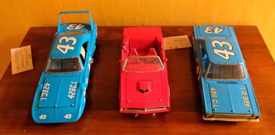 trois petites voitures posées sur une table