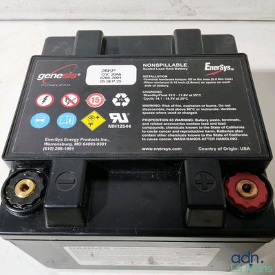 un gros plan d'un boîtier de batterie noir muni d'un bouton d'arrêt rouge