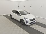 la photo d'une voiture blanche garée dans un garage