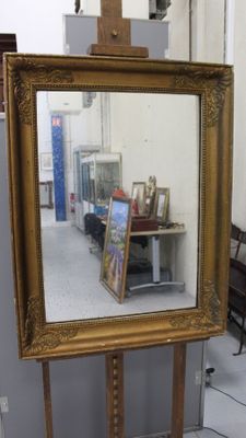 Miroir rectangulaire en bois et stuc doré de style Empire