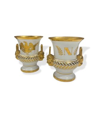deux vases posés sur une surface blanche