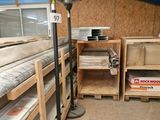 une pièce contenant de nombreux meubles de styles différents