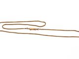 gros plan d'un collier en or avec une chaîne sur fond blanc