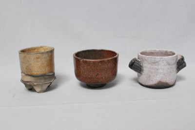trois tasses posées les unes à côté des autres sur une table