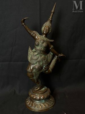 une statue en bronze représentant une femme en train de danser, posée sur un socle