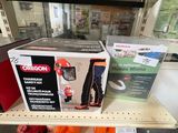 une étagère sur laquelle sont posés quelques outils, dans un magasin
