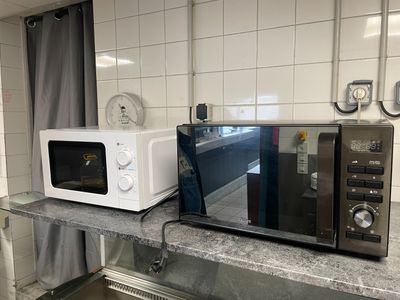 2 fours à micro-ondes : ARO MW10720 et QILIVE Q6989/152344. - Photo 1