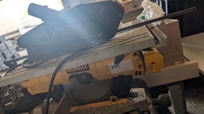 quelqu'un utilise une scie circulaire pour couper une pièce de bois