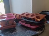 une table sur laquelle sont posés plusieurs muffins