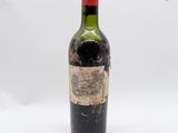 une bouteille de vin posée sur une table
