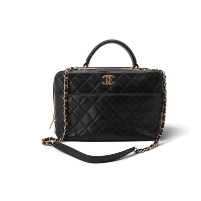 un sac à main Chanel en cuir matelassé noir avec des finitions dorées