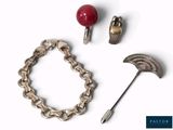 une photo d'un assortiment de bijoux sur fond blanc