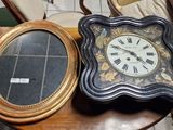 une table en bois sur laquelle se trouvent une horloge et un miroir
