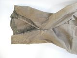 un gros plan d'un pantalon posé sur une surface blanche