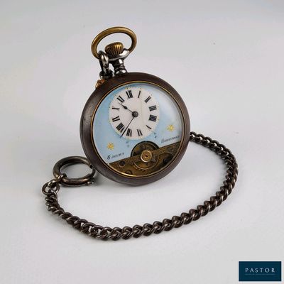 une montre de poche attachée à une chaîne, posée sur une surface blanche