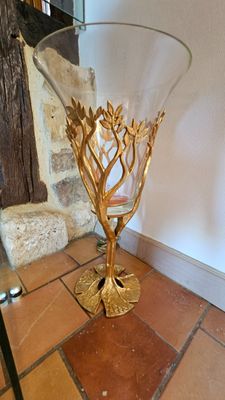 un vase en verre posé sur un sol carrelé