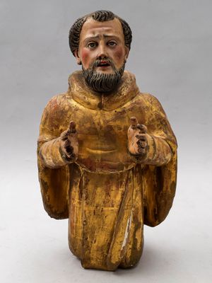 statue d'un homme barbu, vêtu d'une robe, les mains levées