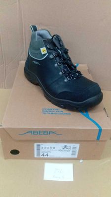 une boîte sur laquelle est posée une paire de chaussures noires