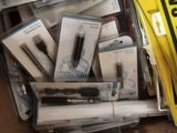 une boîte en carton remplie d'appareils électroniques et d'autres objets