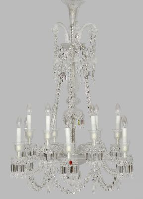 lustre en cristal à cinq lumières orné d'une perle de cristal rouge